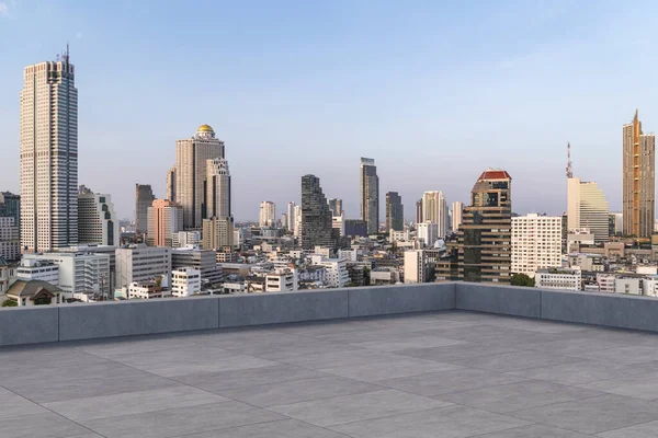 Panoramik Bangkok gökyüzü manzarası, çatıda beton gözlemevi güvertesi, gündüz. Lüks Asyalı şirket ve yaşam tarzı. Şehir merkezinde finans şehri, gayrimenkul. Ürün ekran modeli boş çatı