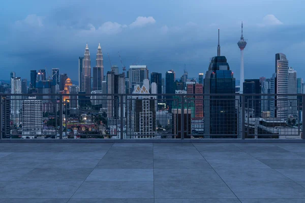 Небесна панорама Куала-Лумпур, бетонна оглядова палуба на даху, ніч. Азійське корпоративне та житлове життя. Фінансове місто в центрі міста, нерухомість. Вимірювання продукту порожній дах. — стокове фото