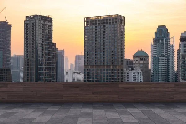 Vista panorámica del horizonte de Bangkok, terraza del observatorio de hormigón en la azotea, puesta de sol. Estilo de vida corporativo y residencial asiático de lujo. Ciudad financiera en el centro, bienes raíces. Exhibición del producto techo vacío mockup —  Fotos de Stock