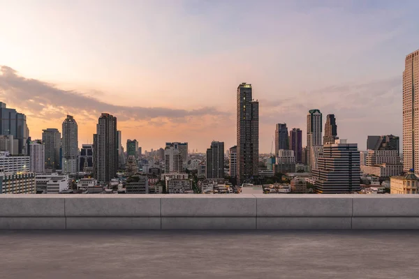 Panoramik Bangkok gökyüzü manzarası, çatıda beton gözlemevi güvertesi, gün batımı. Lüks Asyalı şirket ve yaşam tarzı. Şehir merkezinde finans şehri, gayrimenkul. Ürün ekran modeli boş çatı