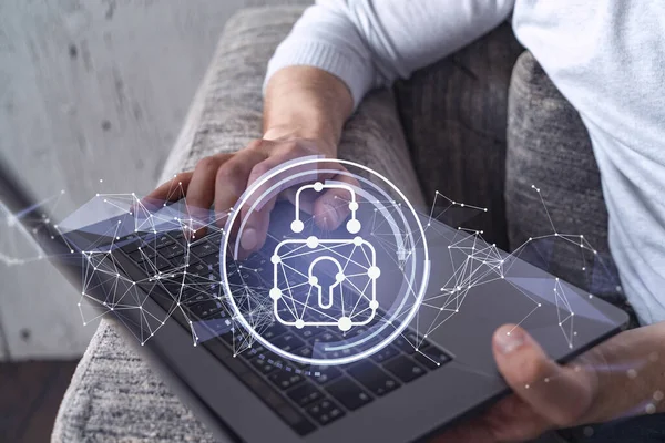 Bir programcı bir siber güvenliği bilgisayar korsanlarından korumak ve müşterilerin gizli bilgilerini kaydetmek için klavyeye kod yazıyor. Yazan ellerin üzerine asma kilit hologramı simgeleri.
