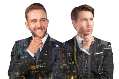 Takım elbiseli iki yakışıklı iş adamı, el pençe divan. Asya kurumsal yaşam tarzı, çok uluslu genç profesyoneller. Gece Bangkok şehri manzarası. Çift pozlama