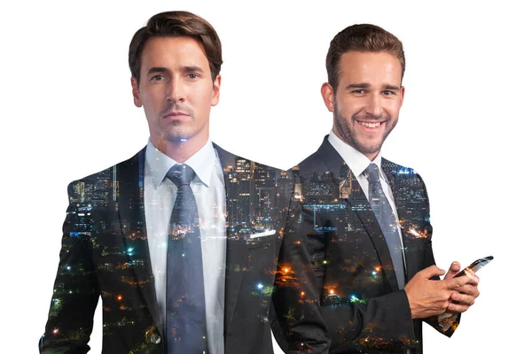 Takım elbiseli iki yakışıklı iş adamı, telefonu kullanıyor ve kafa yoruyor. Asya kurumsal yaşam tarzı, çeşitli genç profesyonellerin iletişimi. Gece Bangkok şehri manzarası. Çift pozlama