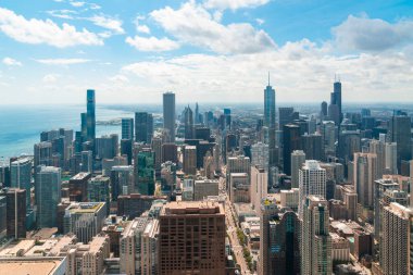 Chicago şehir merkezinin gündüz vakti havadan panoramik görüntüsü, Illinois, ABD. Finans bölgesindeki gökdelenlerin, gökdelenlerin kuş bakışı görüntüsü. Parlak bir iş çevresi..