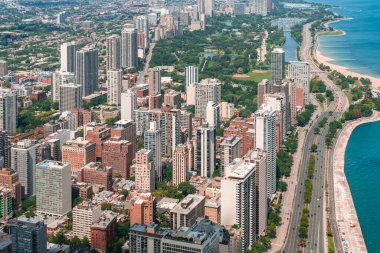 Chicago şehir merkezinin gündüz vakti havadan panoramik görüntüsü, Illinois, ABD. Finans bölgesindeki gökdelenlerin, gökdelenlerin kuş bakışı görüntüsü. Parlak bir iş çevresi..