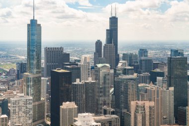 Chicago şehir merkezinin gündüz vakti havadan panoramik görüntüsü, Illinois, ABD. Finans bölgesindeki gökdelenlerin, gökdelenlerin kuş bakışı görüntüsü. Parlak bir iş çevresi..