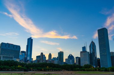 Gün batımında Park 'tan Chicago gökyüzü manzarası. Chicago, Illinois, ABD. Finans bölgesinin gökdelenleri, canlı bir iş mahalli..