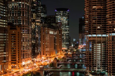 Chicago şehir merkezi ve River 'ın ışıklandırılmış panorama manzarası. Geceleri Chicago, Illinois, ABD' de köprüleri var. Parlak bir iş çevresi.