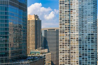 Chicago şehir merkezinin gündüz vakti havadan panoramik görüntüsü, Illinois, ABD. Finans bölgesindeki gökdelenlere kuşbakışı bakış açısı, ufuk çizgisi. Parlak bir iş çevresi..