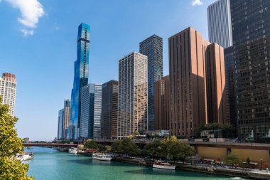 Chicago şehir merkezinin panorama manzarası ve gündüz vakti köprüleri olan nehir, Chicago, Illinois, ABD. Parlak bir iş çevresi.