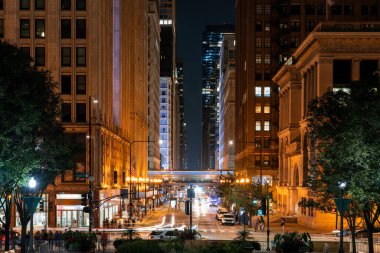 Geceleri Chicago 'nun işlek caddeleri. Chicago, Illinois, ABD. Finans bölgesinin gökdelenleri, canlı bir iş yeri. Aydınlatılmış şehir manzarası