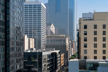 Los Angeles şehir merkezi yaz günü, Kaliforniya, ABD 'de. Los Angeles 'ın panoramik şehir merkezi gökdelenleri..