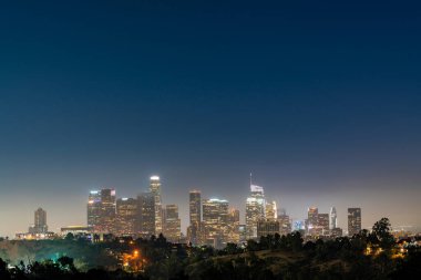 Los Angeles şehir merkezindeki Skyline 'ı yaz gecesi, Kaliforniya, ABD' de aydınlattı. Los Angeles 'ın panoramik şehir merkezi gökdelenleri..