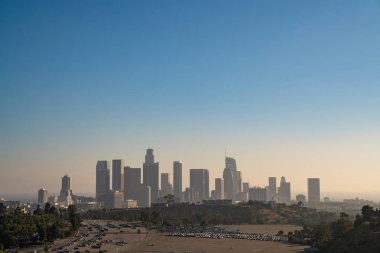 Los Angeles 'ın Skyline' ı yaz günbatımında, Kaliforniya, ABD. Los Angeles 'ın panoramik şehir merkezi gökdelenleri..