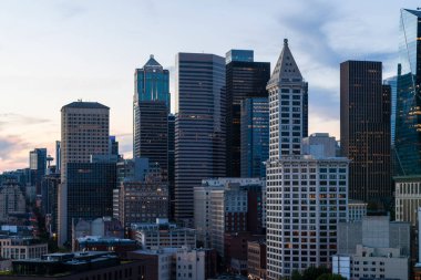 Washington 'da gün batımında Seattle hava sahası manzarası..