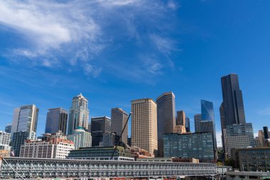 Seattle ufuk çizgisi, deniz manzaralı. Gündüz vakti Washington, ABD 'de finans merkezinin gökdelenleri. Parlak bir iş çevresi.