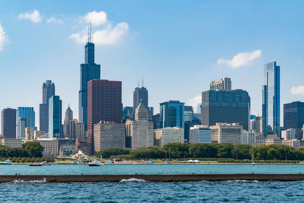 昼はミシガン湖の上のシカゴスカイラインパノラマのダウンタウンの高層ビルの絵のような景色,シカゴ,イリノイ州,アメリカ — ストック写真
