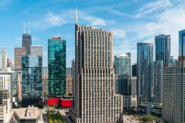 昼間のシカゴのダウンタウンエリアの空中パノラマ都市ビュー、イリノイ州、米国。金融街、スカイラインの高層ビルの鳥の目のビュー。活気あるビジネス街. — ストック写真