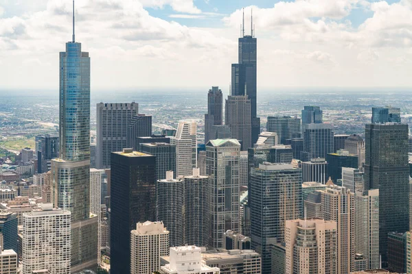 昼間のシカゴのダウンタウンエリアの空中パノラマ都市ビュー、イリノイ州、米国。金融街、スカイラインの高層ビルの鳥の目のビュー。活気あるビジネス街. — ストック写真
