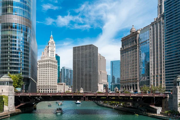 Paisaje urbano panorámico del centro de Chicago y River con puentes durante el día, Chicago, Illinois, Estados Unidos. Un barrio de negocios vibrante —  Fotos de Stock