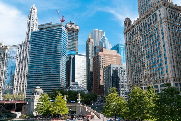 Paisaje urbano panorámico del centro de Chicago y River con puentes durante el día, Chicago, Illinois, Estados Unidos. Un barrio de negocios vibrante — Foto de Stock