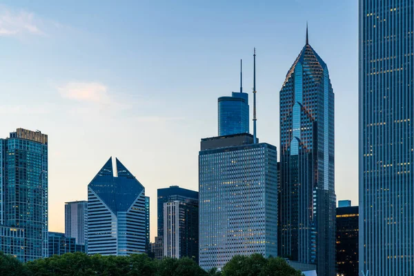 Vista panorámica del horizonte de Chicago desde Park al atardecer. Chicago, Illinois, EE.UU. Rascacielos del distrito financiero, un vibrante vecindario de negocios. — Foto de Stock
