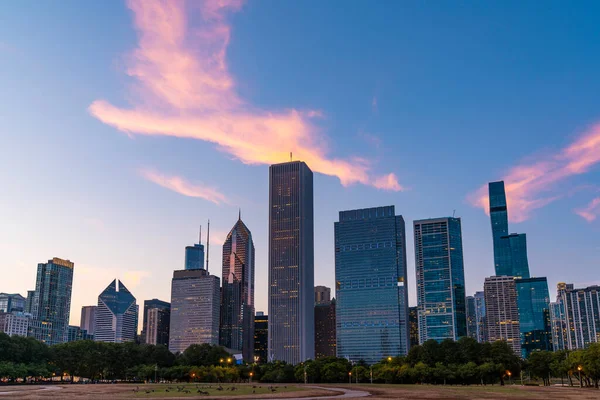 Vista panorámica del horizonte de Chicago desde Park al atardecer. Chicago, Illinois, EE.UU. Rascacielos del distrito financiero, un vibrante vecindario de negocios. —  Fotos de Stock