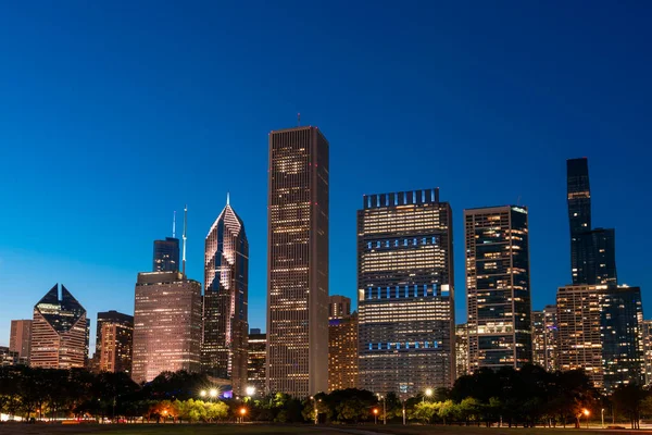Vista panorámica del horizonte de Chicago desde Park por la noche. Chicago, Illinois, EE.UU. Rascacielos del distrito financiero, un vibrante vecindario de negocios. —  Fotos de Stock
