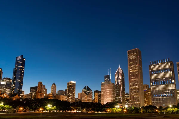 Панорама Чикаго с парка в ночное время. Чикаго, Иллинойс, США. Небоскрёбы финансового района, оживленный деловой район. — стоковое фото