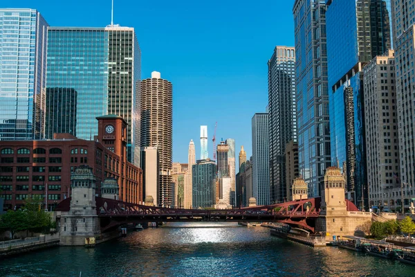 シカゴのダウンタウンと川のパノラマの街並みは、昼間は橋で、シカゴ、イリノイ州、米国。活気あるビジネス街 — ストック写真