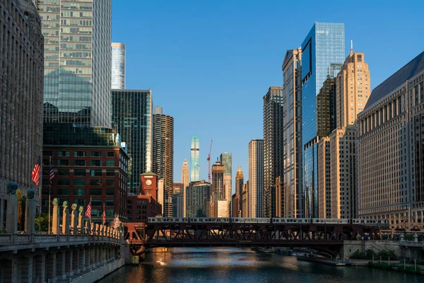 シカゴのダウンタウンと川のパノラマの街並みは、昼間は橋で、シカゴ、イリノイ州、米国。活気あるビジネス街 — ストック写真