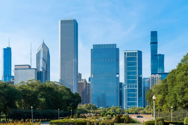 Vista panorámica del horizonte de Chicago desde Park durante el día. Chicago, Illinois, EE.UU. Rascacielos del distrito financiero, un vibrante vecindario de negocios. —  Fotos de Stock