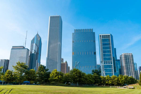 Chicagos Skyline vom Park aus bei Tag. Chicago, Illinois, USA. Wolkenkratzer des Finanzviertels, ein pulsierendes Geschäftsviertel. — Stockfoto