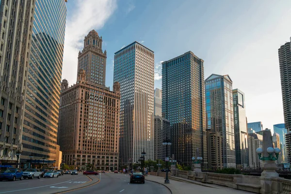 Panoráma városkép Chicago belvárosában és folyó hidak nappal, Chicago, Illinois, USA. Élénk üzleti környezet — Stock Fotó