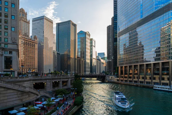 Panoráma városkép Chicago belvárosában és folyó hidak nappal, Chicago, Illinois, USA. Élénk üzleti környezet — Stock Fotó