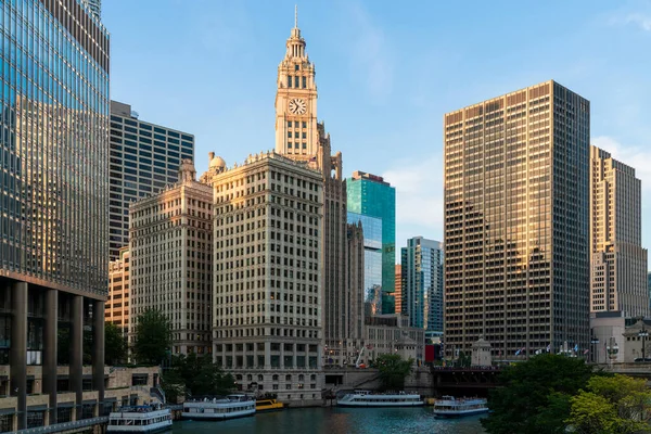 Paisaje urbano panorámico del centro de Chicago y River con puentes durante el día, Chicago, Illinois, Estados Unidos. Un barrio de negocios vibrante —  Fotos de Stock