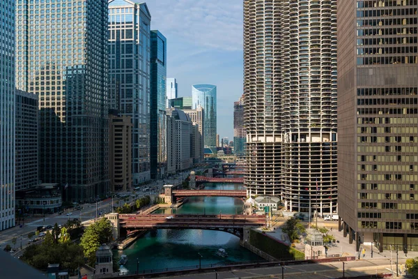 Stadtpanorama von Chicago Innenstadt und Fluss mit Brücken bei Tag, Chicago, Illinois, USA. Ein lebendiges Geschäftsviertel — Stockfoto