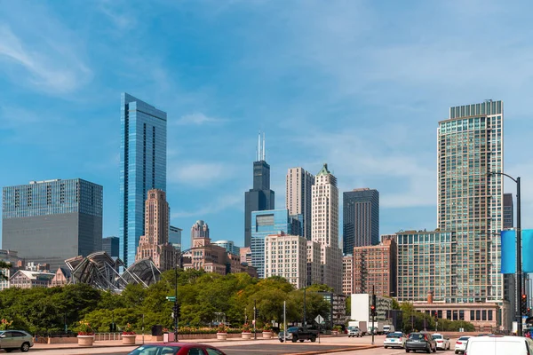 Chicagói panoráma a parkból nappal. Chicago, Illinois, USA. Pénzügyi negyed felhőkarcolói, élénk üzleti negyed. — Stock Fotó