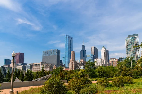 Chicagói panoráma a parkból nappal. Chicago, Illinois, USA. Pénzügyi negyed felhőkarcolói, élénk üzleti negyed. — Stock Fotó