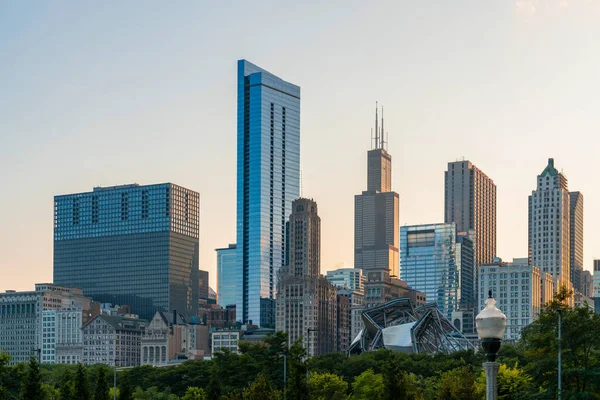 夕暮れ時の公園からシカゴのスカイラインパノラマ、黄金の時間。シカゴ、イリノイ州、米国。金融街の高層ビル、活気あるビジネス街. — ストック写真