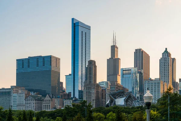 Chicago skyline panorama from Park at sunset, golden hour. Chicago, Illinois, USA. Skyscrapers of financial district, a vibrant business neighborhood. — Fotografia de Stock