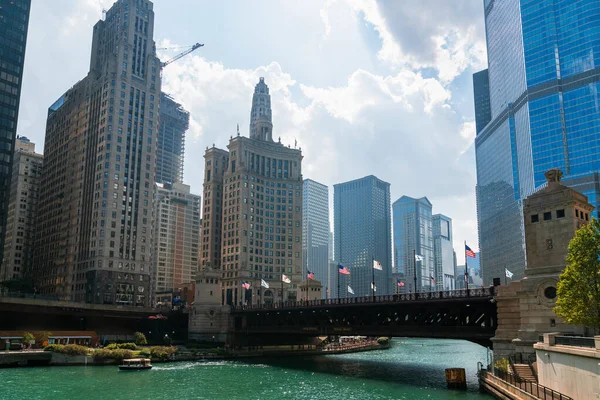 Panoráma városkép Chicago belvárosában és folyó hidak nappal, Chicago, Illinois, USA. Élénk üzleti környezet — Stock Fotó