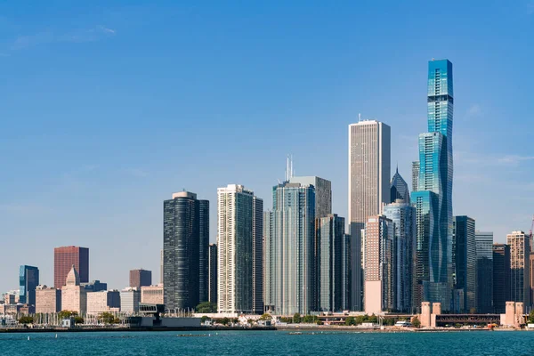 Μια γραφική θέα του Downtown ουρανοξύστες του Σικάγο ορίζοντα πανόραμα πάνω από τη λίμνη Michigan το πρωί, Σικάγο, Illinois, ΗΠΑ — Φωτογραφία Αρχείου