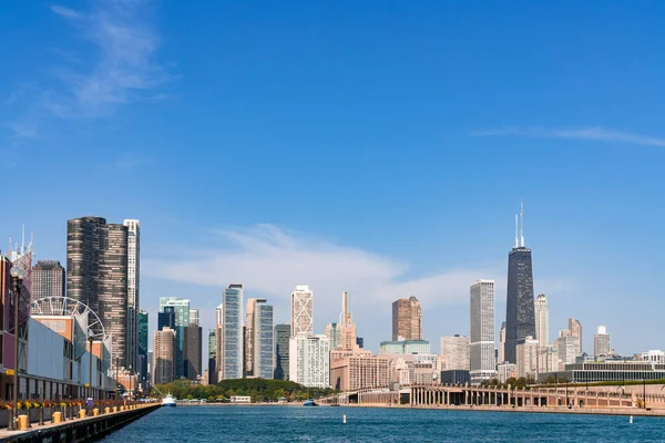 Una pintoresca vista de los rascacielos del centro de Chicago skyline panorama sobre el lago Michigan en la mañana, Chicago, Illinois, EE.UU. —  Fotos de Stock