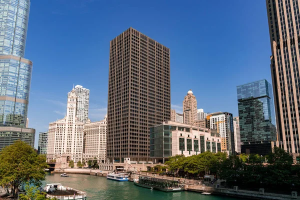 Paisaje urbano panorámico del centro de Chicago y River con puentes durante el día, Chicago, Illinois, Estados Unidos. Un barrio de negocios vibrante —  Fotos de Stock