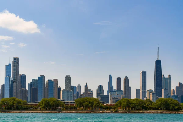 Una pintoresca vista de los rascacielos del centro de Chicago skyline panorama sobre el lago Michigan durante el día, Chicago, Illinois, EE.UU. —  Fotos de Stock