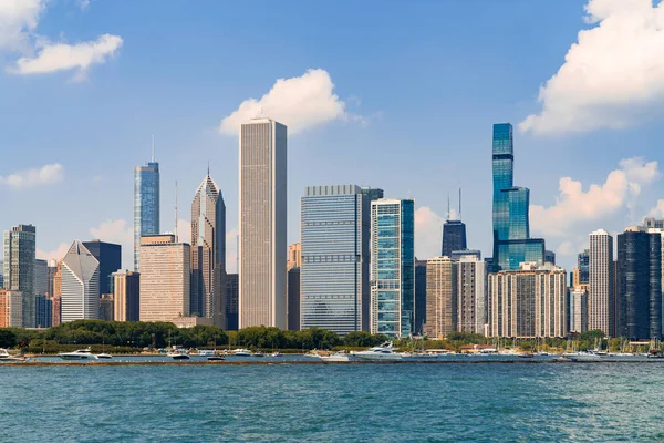 Una pintoresca vista de los rascacielos del centro de Chicago skyline panorama sobre el lago Michigan durante el día, Chicago, Illinois, EE.UU. — Foto de Stock