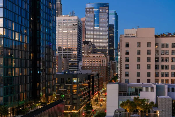 Paisaje urbano iluminado del centro de Los Ángeles en la noche de verano, California, EE.UU. Rascacielos del centro panorámico de LA. —  Fotos de Stock