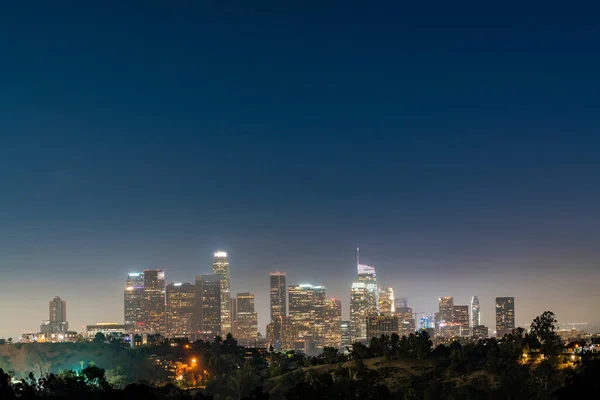 로스앤젤레스 시내의 스카이라인은 여름 밤 시간으로 미국 캘리포니아주에서 불에 타 버렸다. LA 의 파노라마 시 중심부에 있는 마천루. — 스톡 사진
