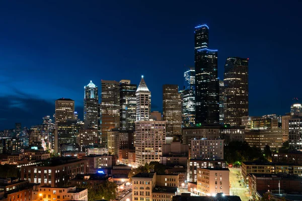 Beleuchtete Luftaufnahme von Seattle, Innenstadt bei Nacht, Washington, USA. — Stockfoto